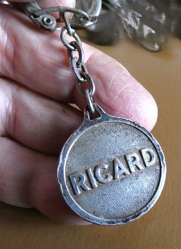 Ancien porte cle métal ricard - porte,
