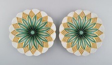 Deux anciennes assiettes Meissen en porcelaine peinte à la main avec des fleu...