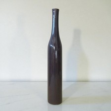 Ruelland. Rare vase bouteille en céramique émaillée de couleur aubergine
