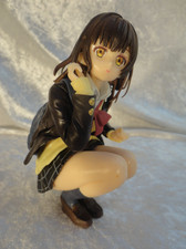 Figurine manga - Fille écolière accroupie (faisant pipi)   lol