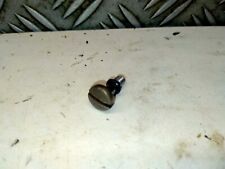 Débroussailleuse Echo SRM 2300 - Vis de fixation du couvercle de filtre à air