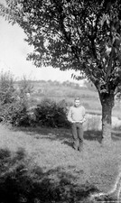 Jeune garçon en dessous arbre cerisier paysage - négatif photo ancien an. 1950