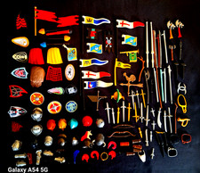 PLAYMOBIL.. LOT D ARMES BOUCLIERS ETENDARTS  MOYEN AGE ETC..