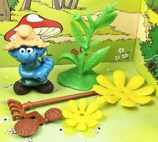 Les Schtroumpfs - Schleich - 20138 Schtroumpf jardinier avec râteau et Fleurs (M