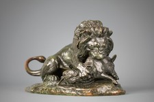 Antoine-Louis Barye Paris, 1795 - 1875, Lion dévorant un sanglier bronze inédit