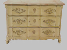 Commode arbalète de style