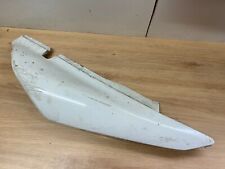 UN CACHE CARENAGE LATERALE