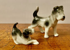 Chien Fox terrier et son petit en porcelaine