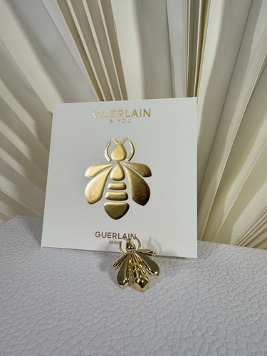 Petit abeille dorée - pins, ou