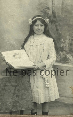 Portrait jeune fille vers - de,