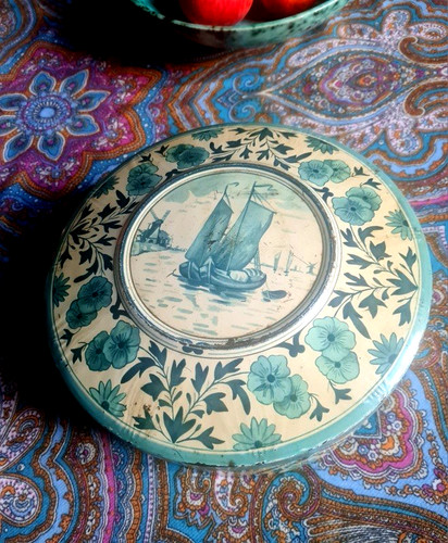 Ancienne grande boîte - , en