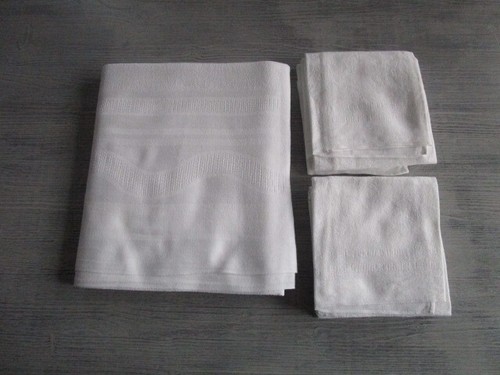Nappe ancienne damassée