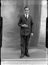 Portrait studio jeune homme debout deuil -  négatif photo ancien verre 1940