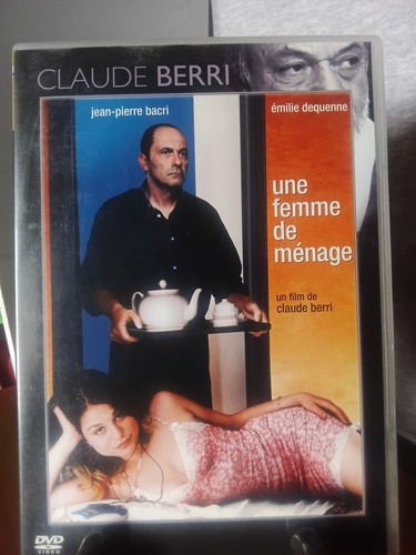 Une femme menage - une, de