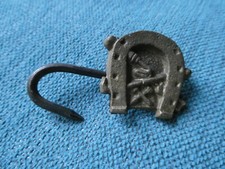 CROCHET BOUCLE DE TABLIER EN