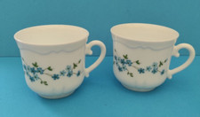 ARCOPAL 2 tasses à chocolat diam 9 cm, haut. 8 cms   myosotis fleurs bleues