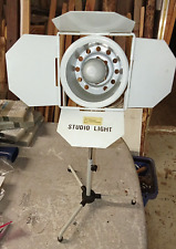 vend Lampe trépied style projecteur de cinéma vintage H 38 CM LARG 22 CM