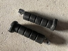 UN PAIRE DE CALE REPOSE PIED