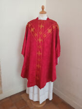chasuble prêtre couleur rouge tissus damassé, étole assortie 