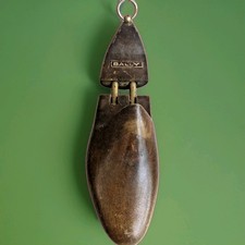  Superbe ancien embauchoir en bois de marque  Bailly suisse