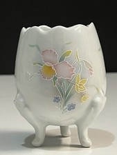 Petit Vase tripode en.forme d'oeuf. En porcelaine de limoge