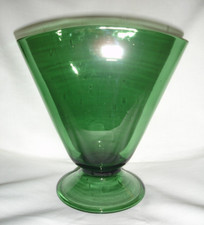 Vase en verre vert soufflé à la bouche en forme d'Eventail  Murano, Saint Prex ?