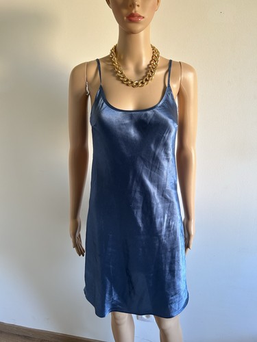 Robe bleue satinée - , à