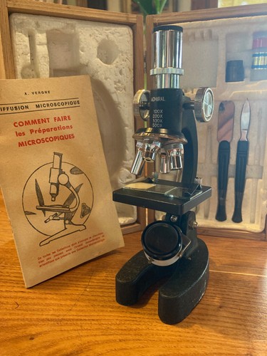 Ancien microscope pour enfant