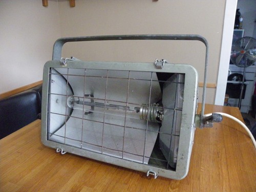 Projecteur industriel ancien - projecteur,