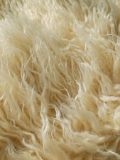 Tapis vintage en laine a long poils tissé à la main