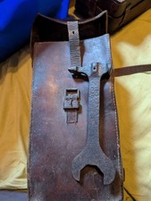 Bonjour, je vends cette sacoche d' outils pour MG08, datée 1917.Cuir souple,...