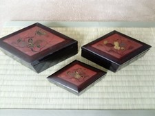 lot de 3 boîtes gigogne en bois laqué à décor de fleurs et oiseau.Chine,Japon ?