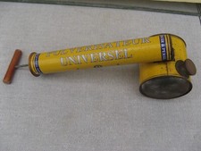 Ancien Pulvérisateur publicitaire PULVERISATEUR UNIVERSEL ARROSOIR et PERSIL