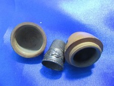 Dé a coudre en argent et sa boite en forme d'oeuf en bois