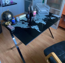 bureau rectangulaire avec motif noir carte du monde en verre