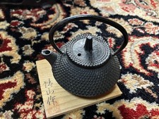 Théière Tetsubin noire en fonte avec socle en bois design unique ancienne