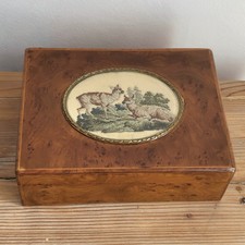 Ancienne Boîte à Jeux Plaquage Thuya et Médaillon Façon Canevas avec Biches