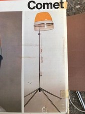 ancien casque sèche cheveux orange années 70 sur pieds a transformé en lampe