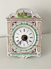 Petite pendule foret noire  fronton porcelaine .