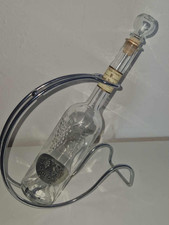 🍾 Bouteille de muscat décorée d’étain sur support en métal – Vintage décoratif