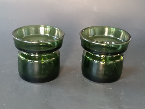 **Deux bougeoirs en verre