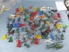 Lot d'anciennes figurines plastiques cow-boy indiens TIMPO TOYS et divers