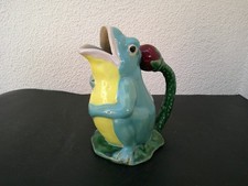 PICHET EN CERAMIQUE EN FORME DE GRENOUILLE SUR UN NENUPHAR SIGNE ATHEZZA FRANCA