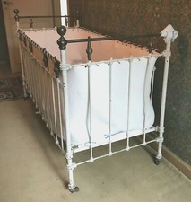  lit  d'enfant en fonte de fer