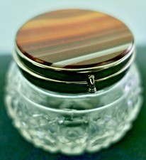 BOITE À BIJOU RONDE EN CRISTAL BACCARAT POINTES DE DIAMANTS PIERRERIES ET AGATE.