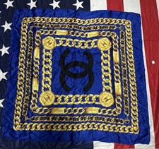 BEAU FOULARD COCO CHANEL MOTIF CC MULTICOLORE BLEU DORÉ FRANCE 100 % SOIE