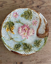 Assiette ancienne en barbotine