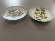 Lot de 2 assiettes vintage en barbotine St Amand et Hamage
