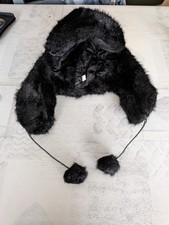 Bonnet fourrure noir cache oreilles et pompons 100 % polyester