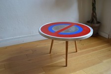 Table basse tripode design industriel / Panneau signalisation routière